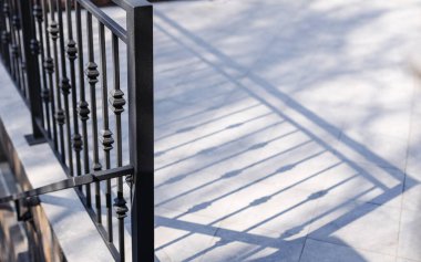 Çatı katı tarzında modern metal parmaklıklar ve tırabzanlar. Metal, astar ve korozyon önleyici boyayla işlenmiş. Sanayi tarzında iç tasarım. Yüksek kalite fotoğraf