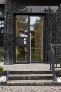 Modern bir evin ön kapısı. Moda bir iç mekanı var..