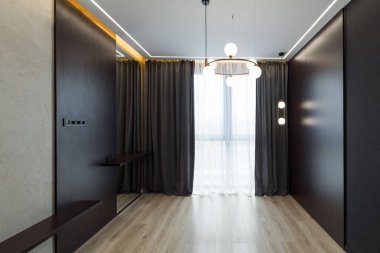 Ahşap panelli ve şık duvar tasarımlı zarif modern oturma odası iç tasarımı. Şablon. Boşluğu kopyala.