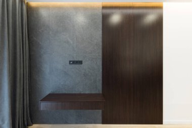 TV 'nin altında bir stüdyo dairede ahşap bir panel takılı..