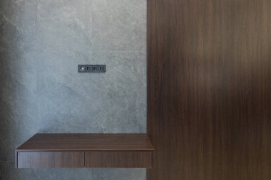 TV 'nin altında bir stüdyo dairede ahşap bir panel takılı..