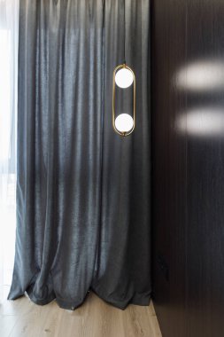 İç mimarisi olan bir odanın tavanında şık bir ampul var..