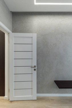 Dekoratif alçı duvarda klasik beyaz ahşap kapı..