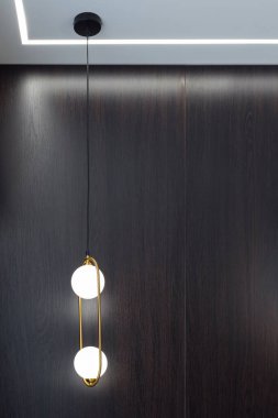Tasarımcı metalik lambalar. Tavanda altın rengi lambalar. Şık bir iç dekorasyonu olan bir odada..