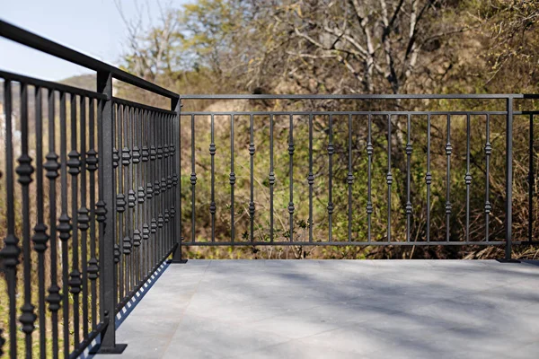 Çatı katı tarzında modern metal parmaklıklar ve tırabzanlar. Metal, astar ve korozyon önleyici boyayla işlenmiş. Sanayi tarzında iç tasarım. Yüksek kalite fotoğraf