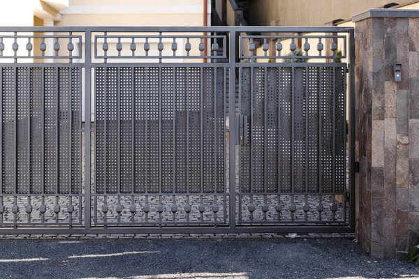 Modern antrasit panel çitler, garaja açılan açık kapı, bahçeden manzara. Yüksek kalite fotoğraf