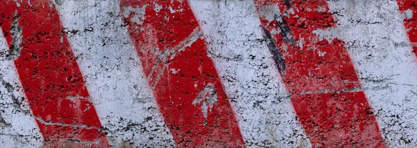 Yoldaki beton levhadaki kırmızı ve beyaz çizgiler trafiği ya da tamiri engelliyor. Yüksek kalite fotoğraf