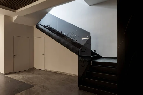 Escadas Modernas Com Corrimãos Vidro Interior Uma Casa Moderna Vários — Fotografia de Stock