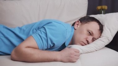 Adam rahat bir kanepede uyuyakalıyor, yorucu bir günün ardından rahatlama konsepti.
