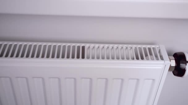 Ruka muže otočí regulátor tepla v chladiči, na začátku topné sezóny — Stock video
