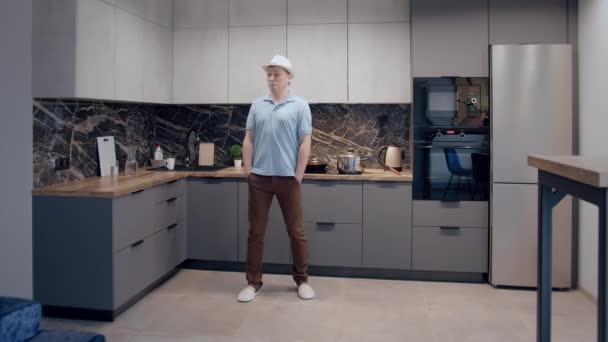 Baile loco de un hombre en un sombrero, bailando en el fondo de la cocina — Vídeo de stock