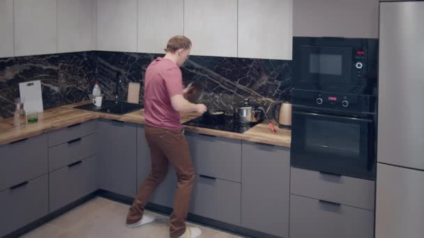 单身汉在厨房里跳舞准备晚餐 — 图库视频影像