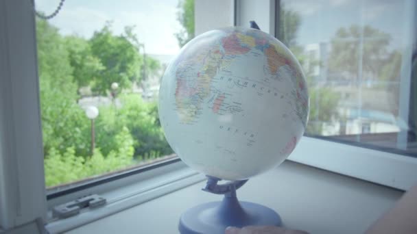 Människan väljer en plats att resa på världen — Stockvideo