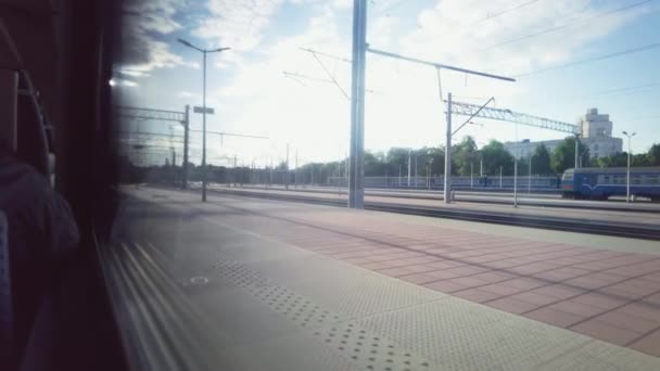 De passagierstrein rijdt van het perron af, zicht vanuit het raam van het rijtuig — Stockvideo