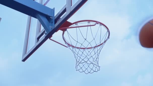 Basketball cerceau, balle frappe le panier, suivi de la caméra — Video