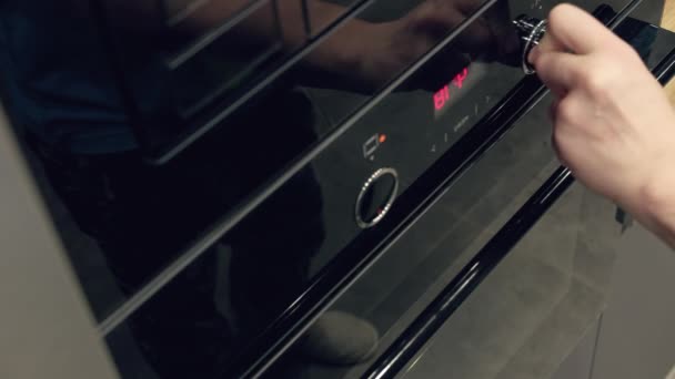 Mężczyzna wyciągając gorący arkusz pizzy domowej roboty z piekarnika, zbliżenie — Wideo stockowe