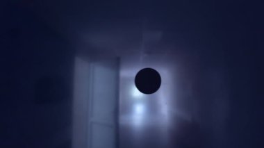 Terkedilmiş karanlık bir koridor. Plastik kaplamayla kaplı. Büyük siyah bir nokta.