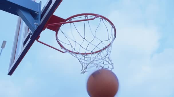 Arco de basquete, tentativa bem sucedida de jogar a bola na cesta, rastreamento de câmera — Vídeo de Stock