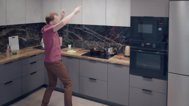 Joven Bailando Cocina Cantando Pala Buen Humor — Vídeo de stock