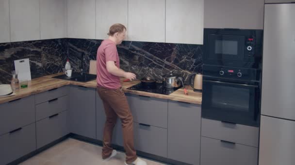 Genç Adam Mutfakta Dans Ediyor Yemek Yapıyor Keyfi Yerinde — Stok video
