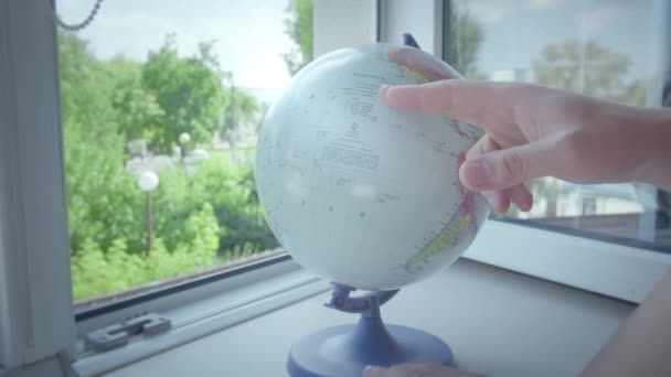 Nsanoğlu Açık Bir Pencerenin Pencere Eşiğinde Duran Dünyayı Döndürür Seyahat — Stok video