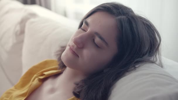Kanepede Gözleri Kapalı Oturan Yorgun Kız Rahatlama Konsepti Yakın Çekim — Stok video