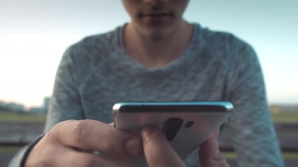 Mãos Cara Com Telefone Celular Olha Através Mensagens Aplicativo Móvel — Vídeo de Stock