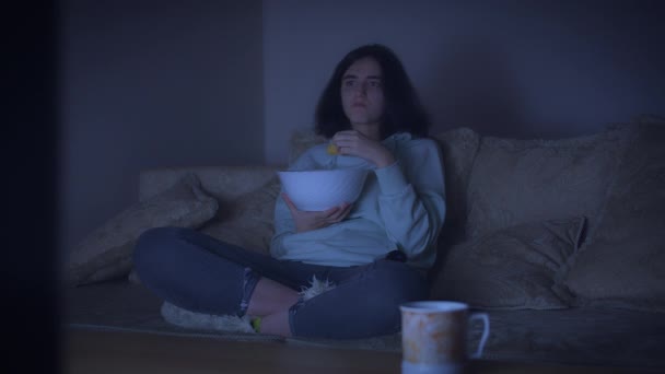 Nachts Isst Ein Mädchen Kartoffelchips Aus Einer Großen Schüssel Schaut — Stockvideo