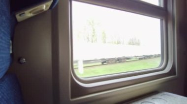 Tren penceresi, bir lokomotifin yanından geçen tren, kamera hareketi