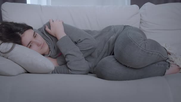 Menina triste encontra-se no sofá humor deprimido, o conceito de separação e perda — Vídeo de Stock