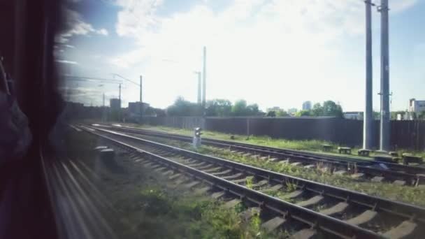 铁路在夏天从车窗到摄像头追踪 — 图库视频影像