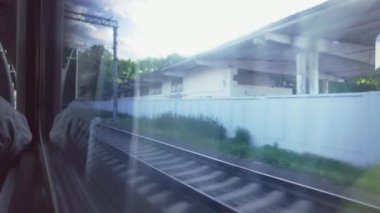 Hareket halindeki bir vagonun, tren yolculuğunun penceresinden görünüm