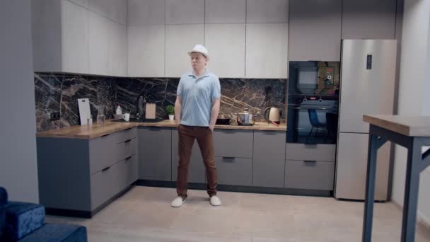 Crazy dance of a man in a hat on a kitchen background — Stock Video