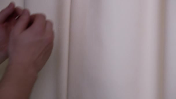 Janela cortada, um homem empurra cortinas, close-up — Vídeo de Stock