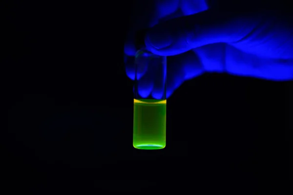 Chemistry Woman Reasercher Holding Green Fluorescent Photochemical Solution Small Glass — 图库照片