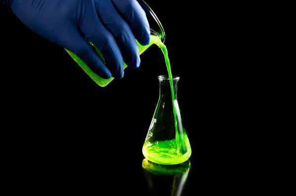Науковець Експериментує Зеленими Флуоресцентними Краплями Скляній Конічній Колбі Темній Біомедичній — стокове фото