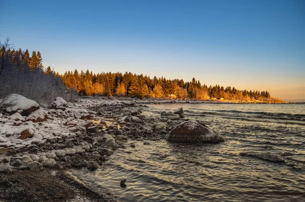 Eine Landschaft Lebendig Schneebedeckten Gefrorenen Küste Mit Sonnenuntergang Durch Den — Stockfoto