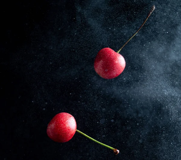 Popsicle Con Cerezas Frescas Sobre Fondo Oscuro Plano Dinámico Con —  Fotos de Stock