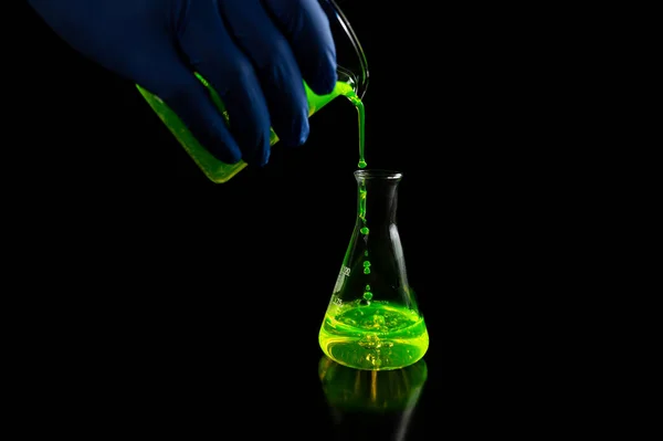 Een Onderzoeker Experimenteert Met Een Groene Fluorescerende Druppeltjes Een Glazen — Stockfoto