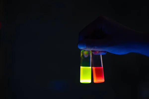 Una Mujer Investigadora Sosteniendo Viales Vidrio Reacción Fotoquímica Química Laboratorio — Foto de Stock