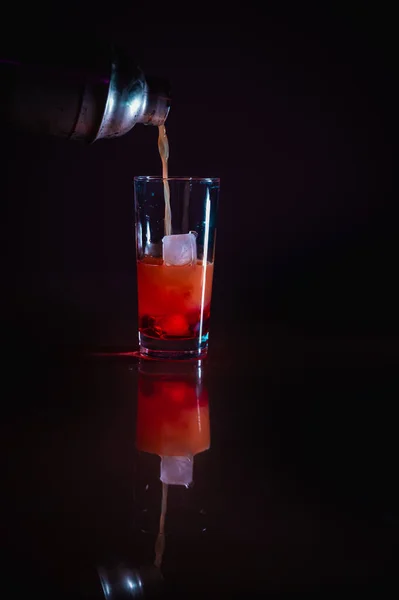 Altında Kırmızı Nar Şurubu Olan Buzlu Kokteyl Yukarıdan Dökülen Limon — Stok fotoğraf