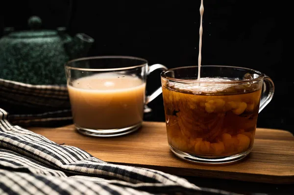 Gesunder Tee Durchsichtige Tasse Gegossen Teekanne Zitrone Ingwer Kardamom Heidekrautbüschel — Stockfoto