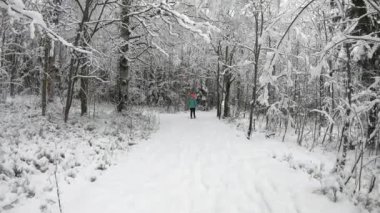 Kar manzarası günbatımının tadını çıkaran bir kadın. Neşeli kız güzel kış gününün tadını çıkarıyor. Dışarıda neşeli duygular besleyen tasasız bir kadın. Kış konsepti 4K Yavaş çekim.