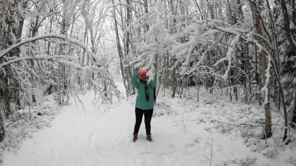 Uma Mulher Apreciar Pôr Sol Neve Menina Alegre Desfrutando Belo — Vídeo de Stock