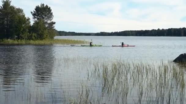 Silhueta Casal Europeu Saudável Livre Canoa Lago Remando Desfrutando Pôr — Vídeo de Stock