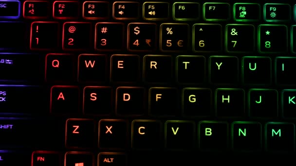 Teclado Con Iluminación Retroiluminada Rgb Cambiando Colores Para Videojuegos Virtuales — Vídeos de Stock