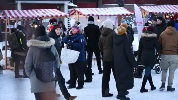 2021年12月5日 瑞典尤美亚传统圣诞市场在主市场广场举行 快乐的人走在商店摊位之间 寻找手工制作的礼物 玩具和纪念品 — 图库视频影像