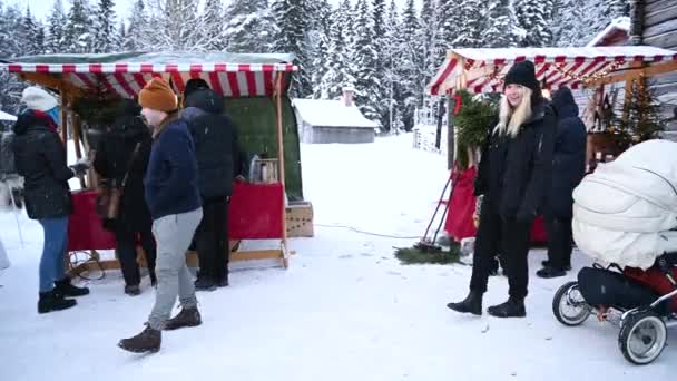Umea Szwecja Grudnia 2021 Tradycyjny Jarmark Bożonarodzeniowy Głównym Rynku Szczęśliwi — Wideo stockowe