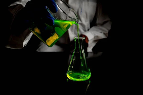 Research Scientist Experimenting Green Fluorescent Droplets Glass Conical Flask Dark — Stock Photo, Image