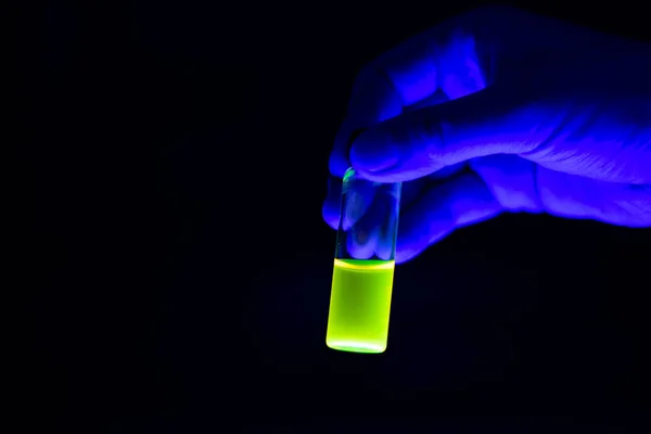 Trabajador Científico Sosteniendo Viales Vidrio Verde Reacción Fotoquímica Química Laboratorio — Foto de Stock